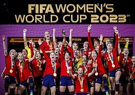 La selección española con el título mundial de 2023.
