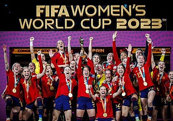 La selección española con el título mundial de 2023.