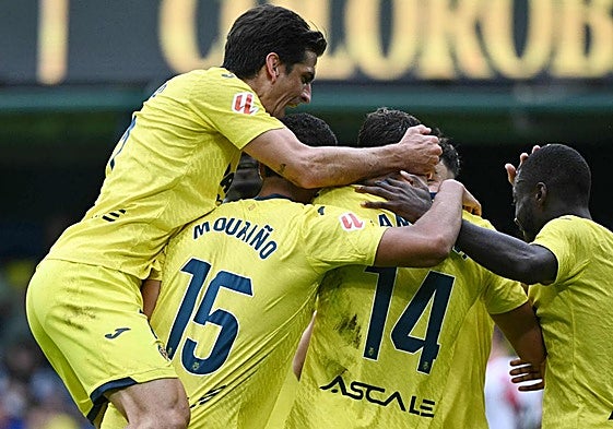 Los jugadores del Villarreal celebran un gol.