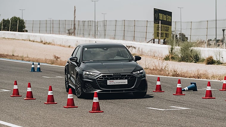 Ante situaciones de emergencia no se puede improvisar: en los cursos de conducción se imparte una formación clave a la hora de evitar un accidente