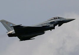 Caza alemán durante un vuelo.