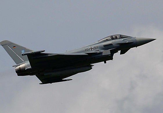 Caza alemán durante un vuelo.