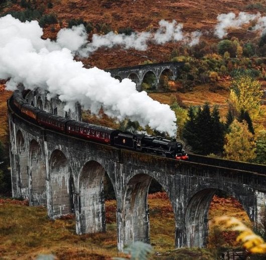 5 trenes panorámicos para disfrutar del otoño en todo su esplendor: el último está en España