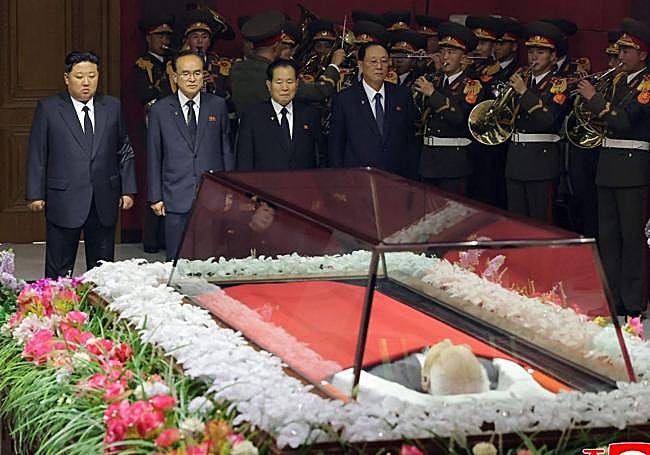 El líder norcoreano Kim Jong Un visitó de madrugada el féretro de Kim Yong-nam.