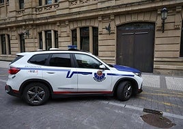 Llegada del acusado en un coche de la Ertzaintza esta mañana a la Audiencia de Guipúzcoa.