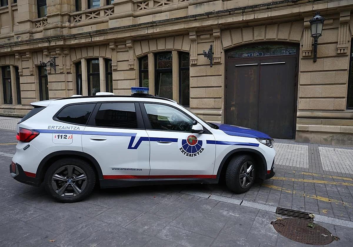 Llegada del acusado en un coche de la Ertzaintza esta mañana a la Audiencia de Guipúzcoa.