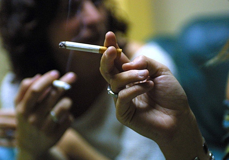 Un grupo de jóvenes fuma cigarrillos.