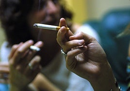 Un grupo de jóvenes fuma cigarrillos.