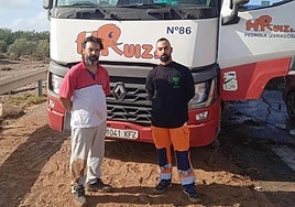 Juan José Nistal y su hijo Juan Antonio, junto a su vehículo y el fango que dejaron los desbordamientos a su paso por Chiva