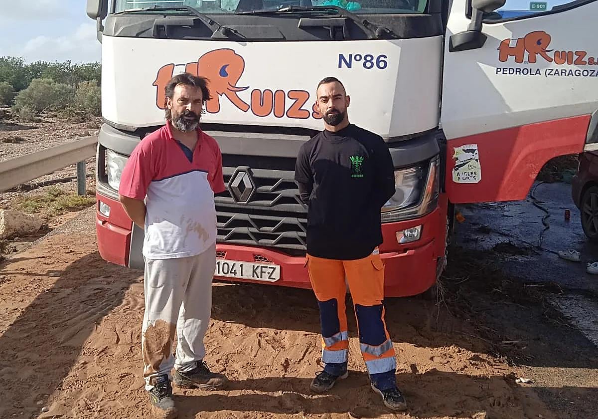 Juan José Nistal y su hijo Juan Antonio, junto a su vehículo y el fango que dejaron los desbordamientos a su paso por Chiva