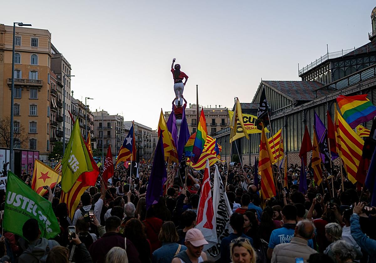 Cientos de personas durante una manifestación por la situación del catalán en Barcelona.