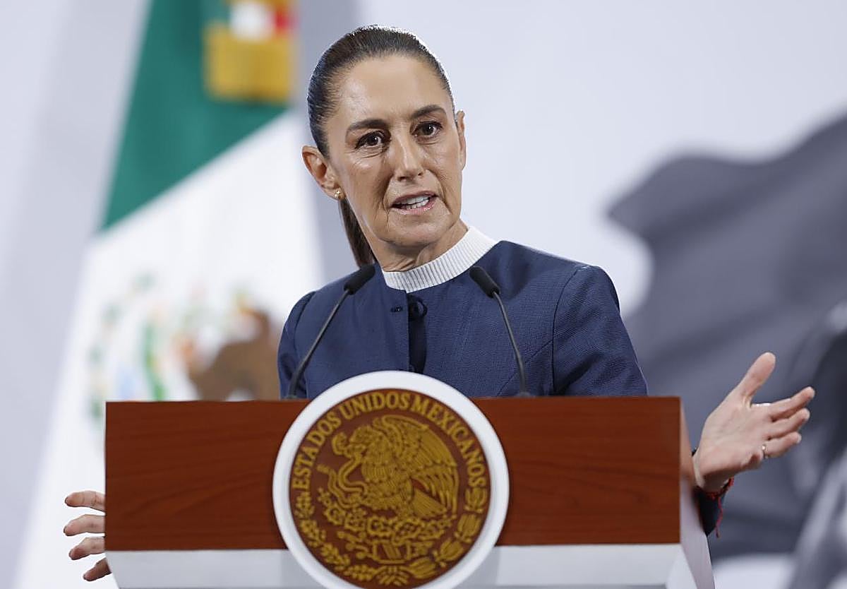 メキシコ大統領に道路の真ん中で手探りキスをしようとする男性