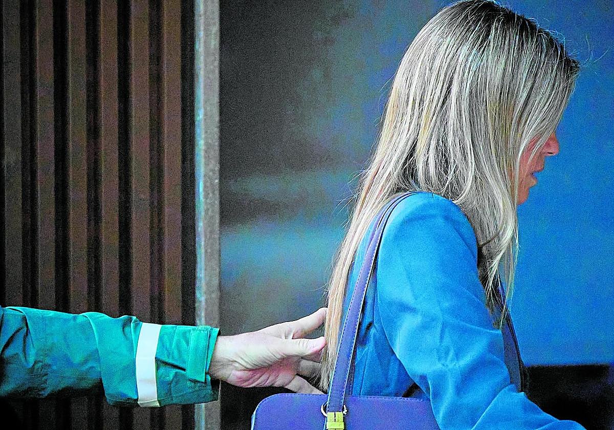 Maribel Vilaplana, a su llegada al juzgado de Catarroja