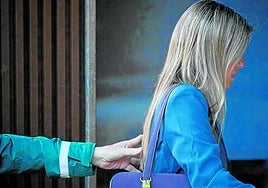 Maribel Vilaplana, a su llegada al juzgado de Catarroja