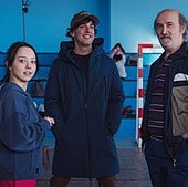 Diego San José entre Carla Quílez y Javier Cámara en el rodaje de 'Yakarta',