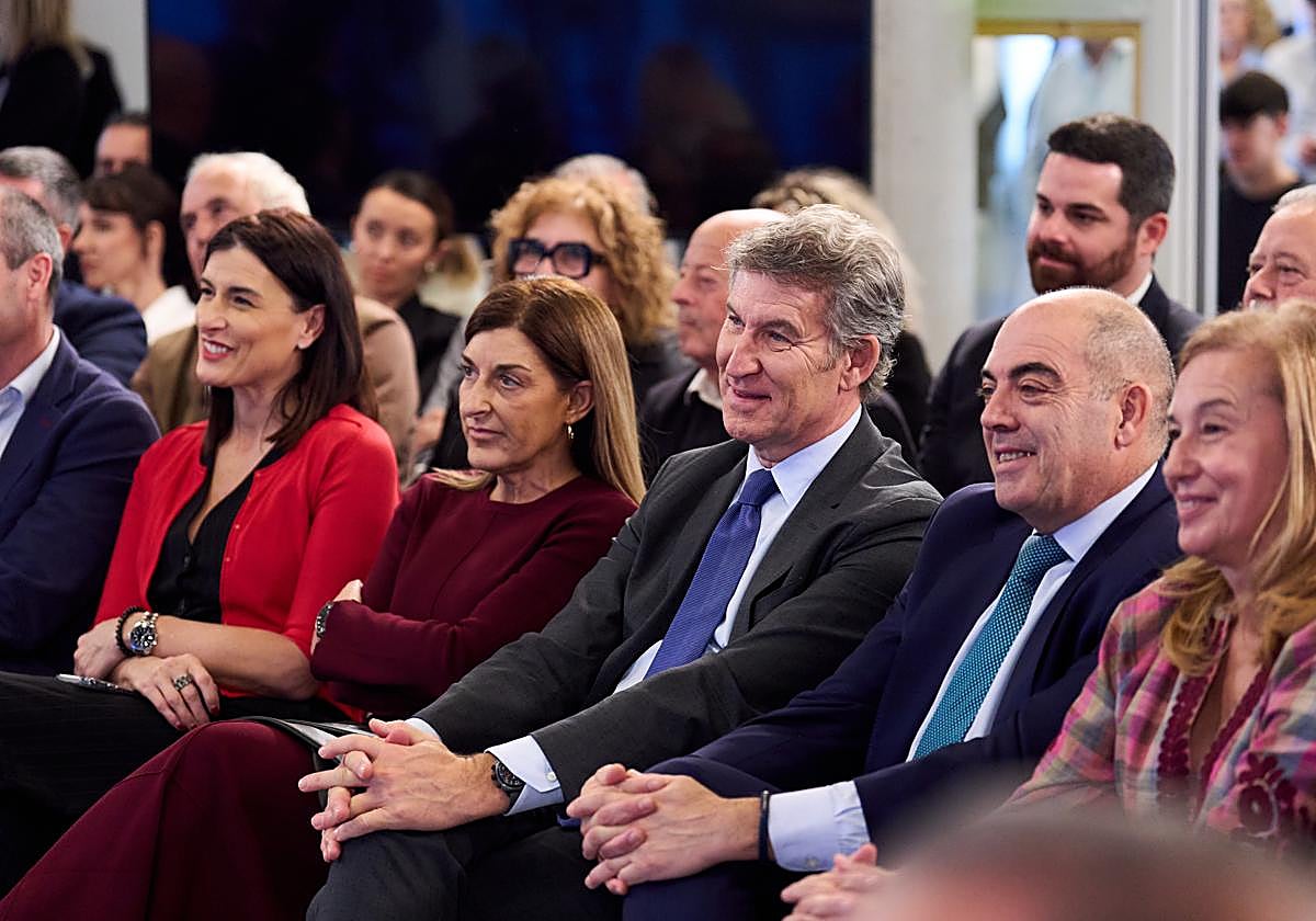 Feijóo, junto a Buruaga y Amor en un acto en Santander.