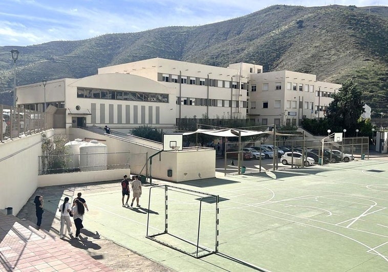 El instituto de Granada expulsa al menor que agredió con un cuchillo a un niño de 12 años en clase