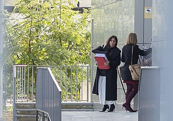 Beatriz Biedma entra en los juzgados de Badajoz.