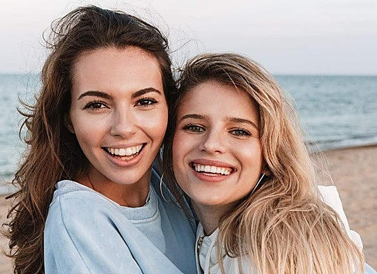 Los mejores enjuagues bucales suaves para encías inflamadas y sensibles