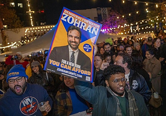 Simpatizantes de Zohran Mamdani celebran su victoria en Nueva York durante la noche electoral.