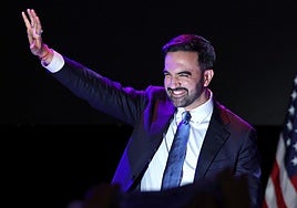 Zohran Mamdani saluda a sus seguidores.