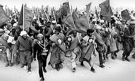 Manifestantes marroquíes en la Marcha Verde portan el Corán y retratos del rey Hassan II el 6 de noviembre de 1975.