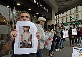 Protestas en Francia por la venta de muñecas sexuales con apariencia infantil.