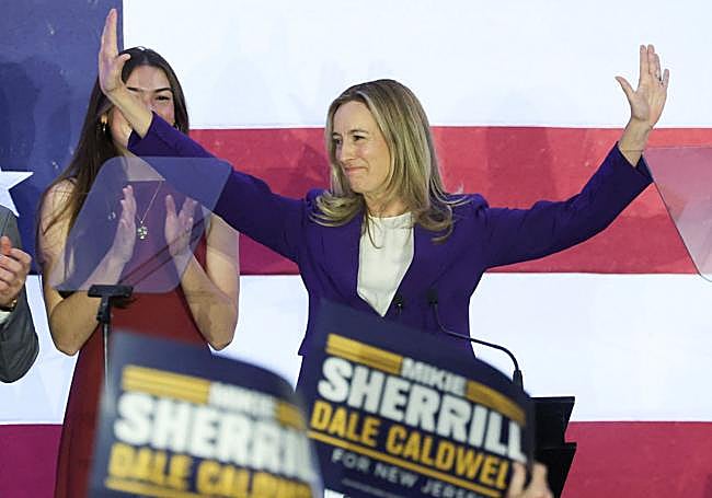 Mikie Sherrill celebra su triunfo en East Brunswick (Nueva Jersey).