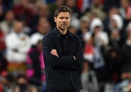 Xabi Alonso, con cara de circunstancias en Anfield.