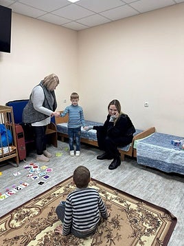 La estrella de Hollywood ha visitado un hospital infantil, un refugio antiaéreo y ha vestido un chaleco antibalas.