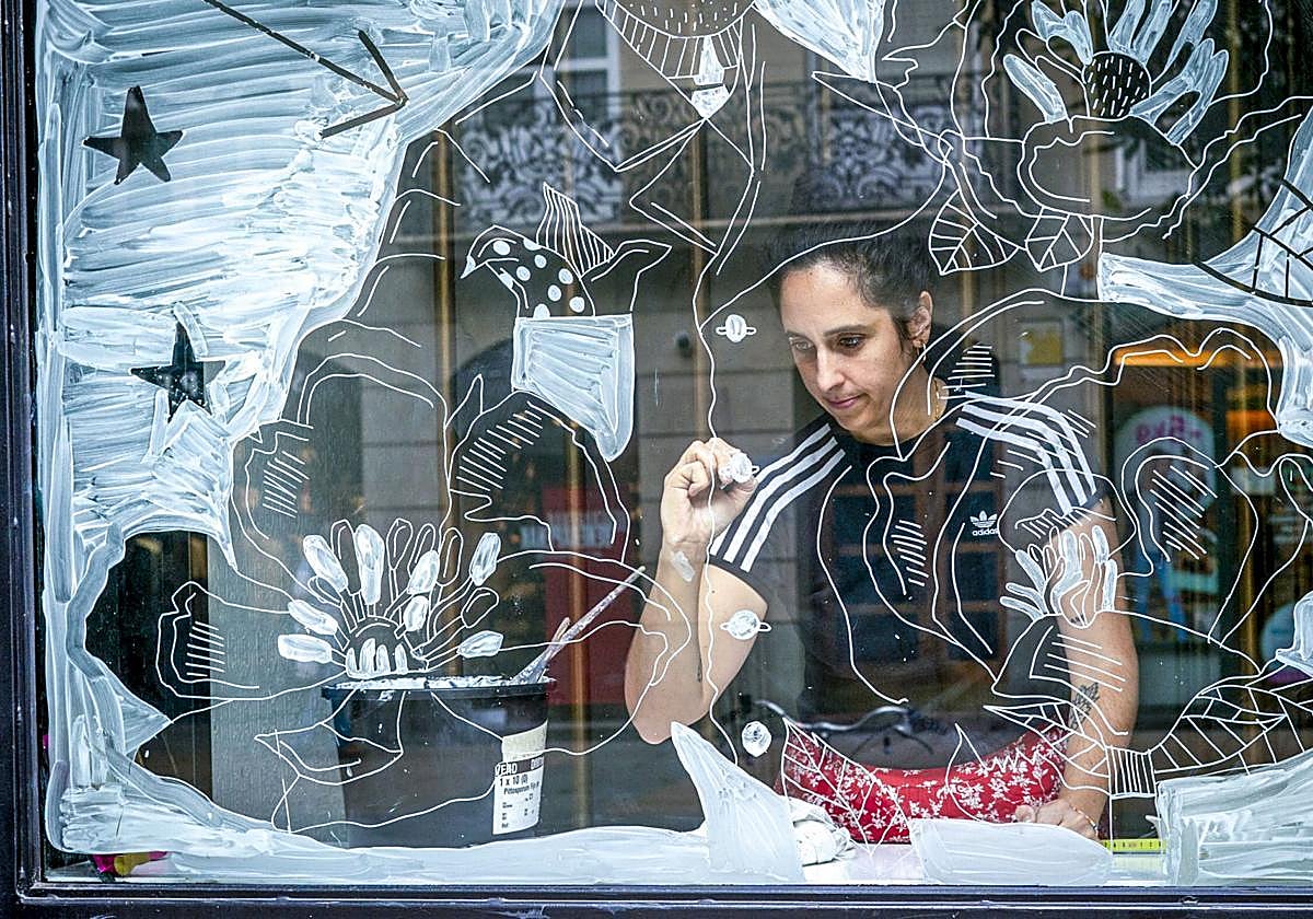 La ilustradora vitoriana intervino un escaparate en la calle Dato este julio.