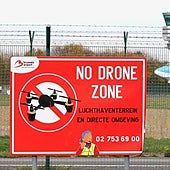 Un cartel avisa de la prohibición de volar drones cerca del aeropuerto de Zaventem, en Bruselas.