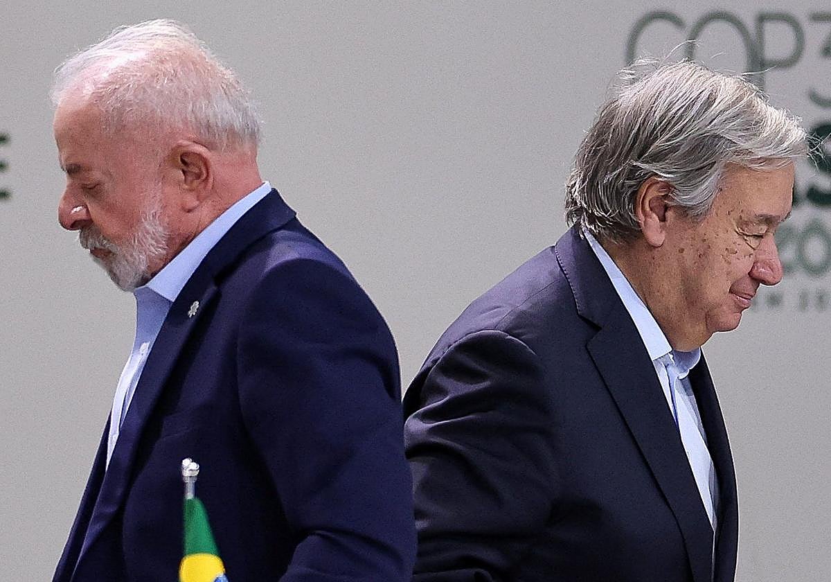 Lula da Silva, a la izquierda, anfitrión de la COP30, se retira tras saludar y dar la palabra a Antonio Guterres en la cumbre.