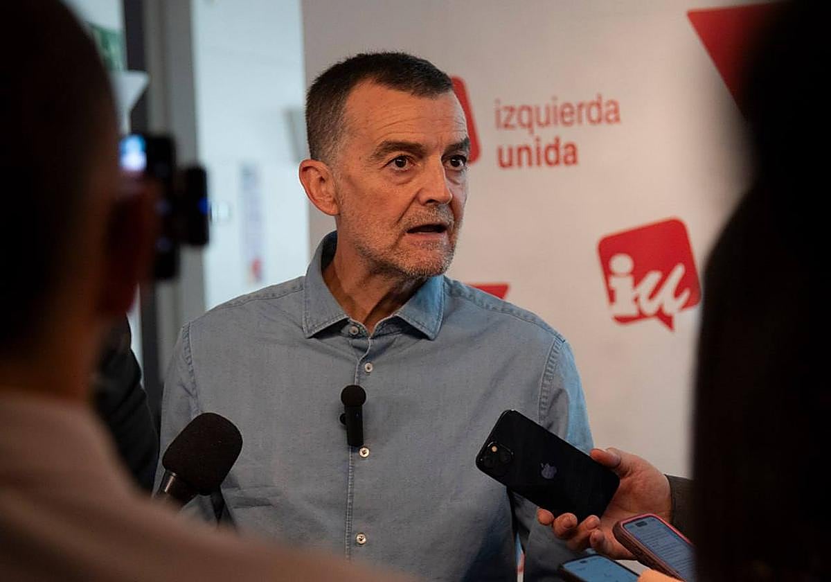 El líder de IU, Antonio Maíllo, atiende este jueves a los medios en Madrid.