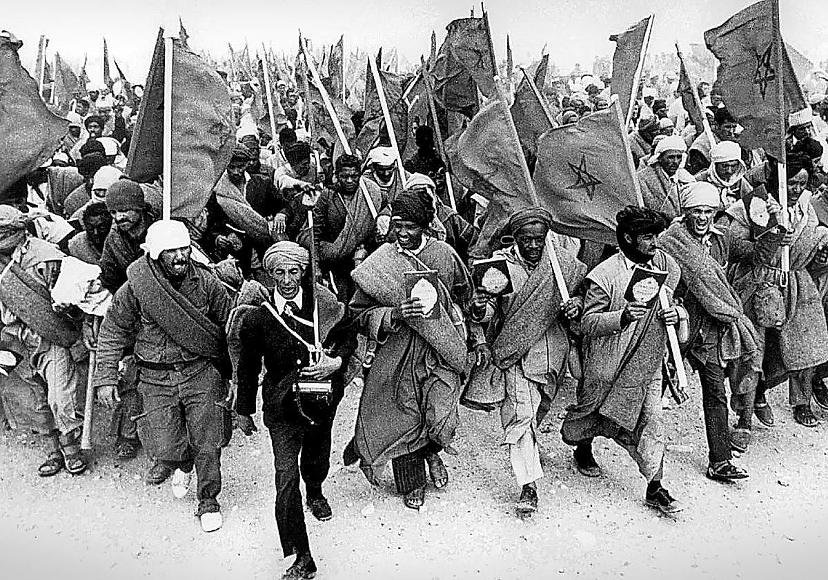 Manifestantes marroquíes en la Marcha Verde portan el Corán y retratos del rey Hassan II el 6 de noviembre de 1975.