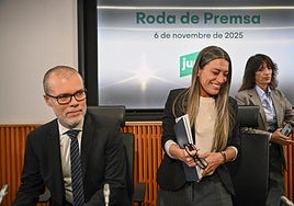 La portavoz en el Congreso de Junts per Catalunya, Míriam Nogueras (c) junto a los diputados de la formación Josep María Cruset Domènech (i) y Pilar Calvo (d) durante la rueda de prensa