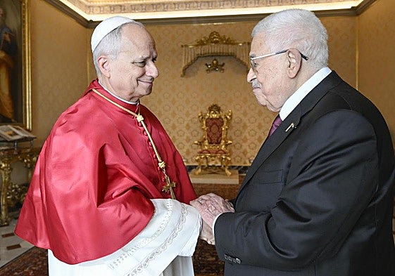 El Papa León XIV y Mahmud Abás durante su encuentro este jueves en el Vaticano.