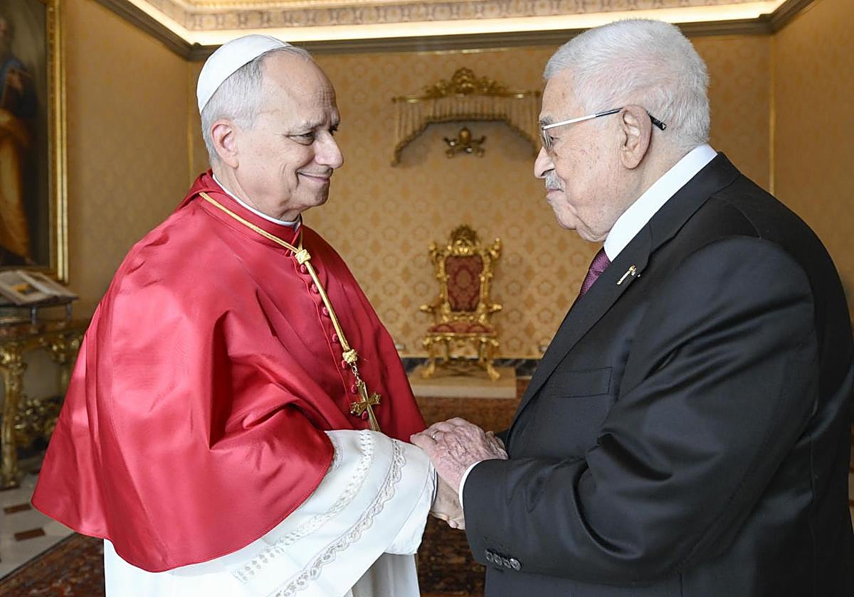 El Papa León XIV y Mahmud Abás durante su encuentro este jueves en el Vaticano.