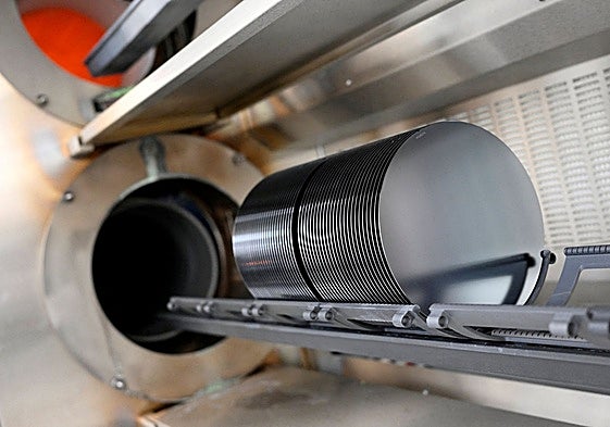 Obleas de silicio en una línea de montaje de Nexperia