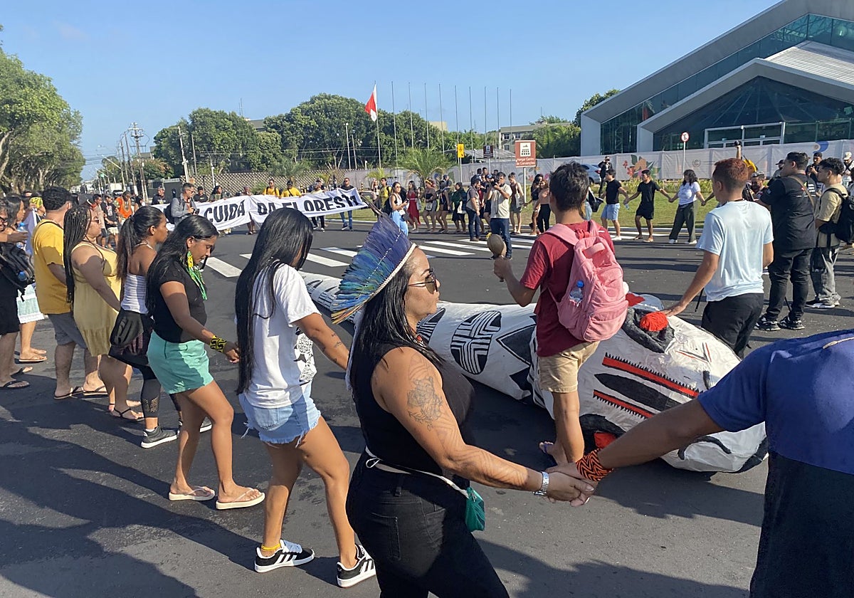 Activistas climáticos protestan en la sede de la COP30, en Belém, Brasil, este jueves.