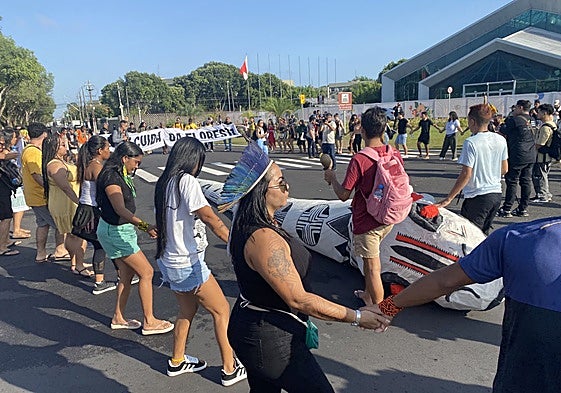 Activistas climáticos protestan en la sede de la COP30, en Belém, Brasil, este jueves.