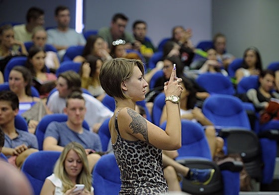 Estudiantes de intercambio Erasmus durante el acto de recepción en una universidad española.
