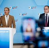 Los líderes de la ultraderechista Afd, Alice Weidel y Tino Chrupalla, en una rueda de prensa.