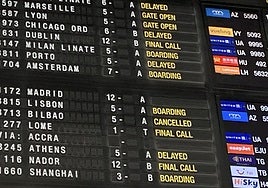 Panel informativo con la cancelación y retrasos en numerosos vuelos.