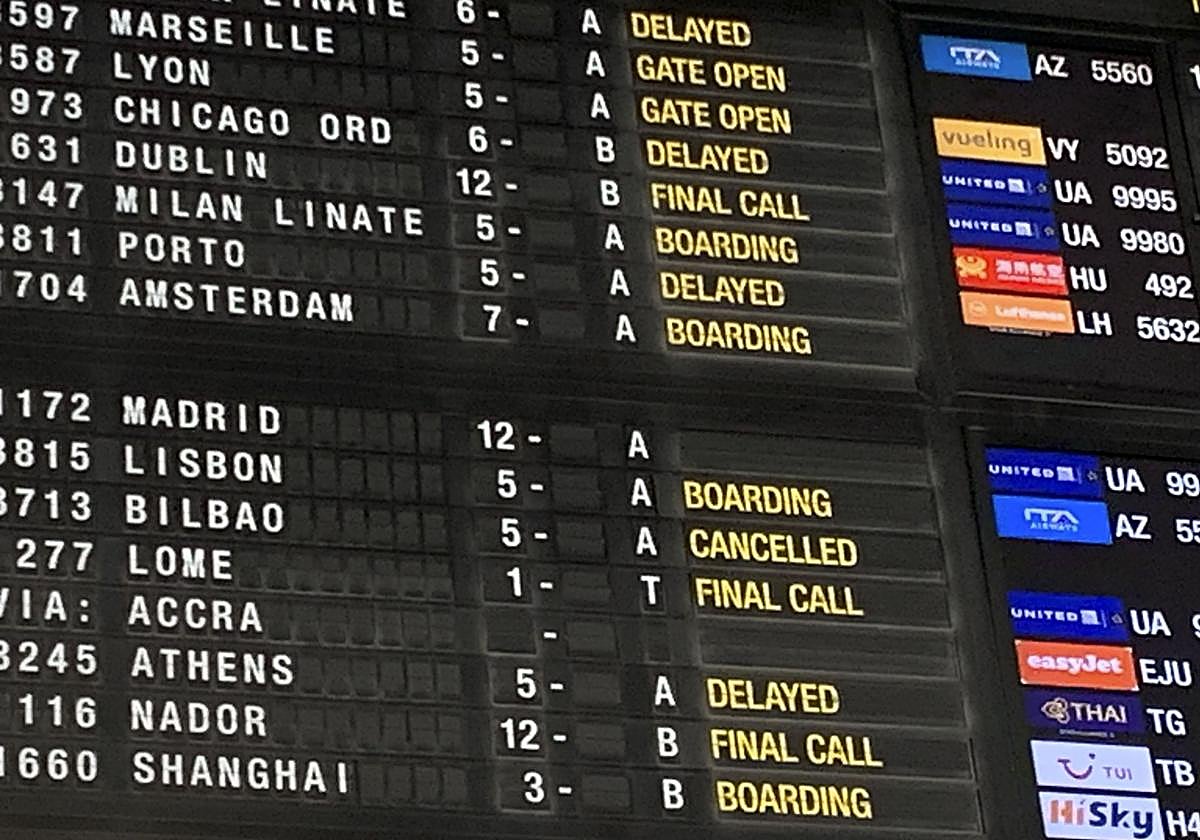 Panel informativo con la cancelación y retrasos en numerosos vuelos.