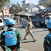 Soldados de Naciones Unidas observan los escombros en la aldea libanesa de Et Taybeh tras el ataque israelí del jueves.