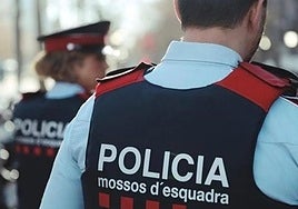 Dos agentes de los Mossos d'esquadra.