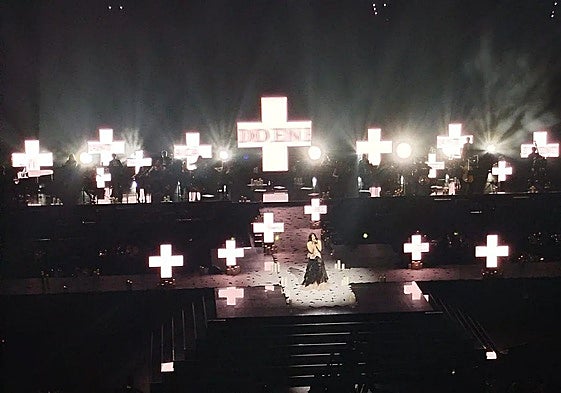 Rosalía, durante su actuación de este viernes al Roig Arena.