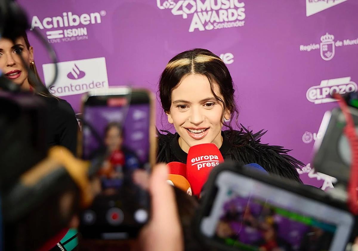 Imagen principal - Expectación de Rosalía a su llegada, atendiendo a los medios de comunicación.