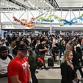 Pasajeros forman largas filas para pasar el control de seguridad en el aeropuerto de Houston.